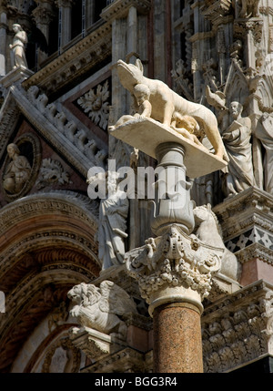 Roulement de colonne d'une sculpture de la louve avec Romulus et Remus par le portique d'entrée de la Cathédrale de Sienne, Italie Banque D'Images