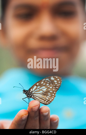 Tirumala limniace. Blue Tiger papillon sur les mains d'une jeune Indienne. L'Inde Banque D'Images