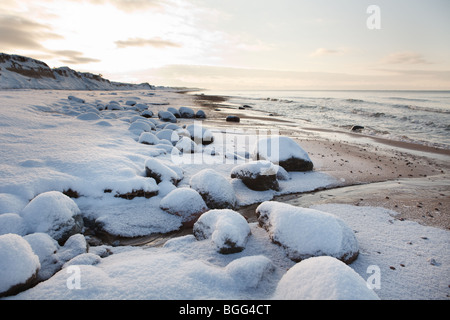 Paysage avec des pierres couvertes de neige plage Banque D'Images