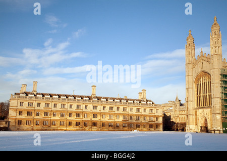 Clare College et King's College Chapel dans la neige, hiver, de l'Université de Cambridge, Cambridge UK Banque D'Images