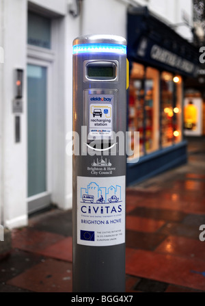 Voiture électrique point de recharge dans le centre-ville de Brighton, UK Banque D'Images