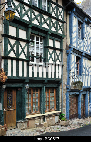 Maisons colorées à colombages à Tréguier, Côtes-d'Armor, Bretagne, France Banque D'Images