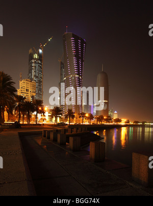Les tours sur la Corniche à Doha, Qatar, le soir, janvier 2010. Banque D'Images