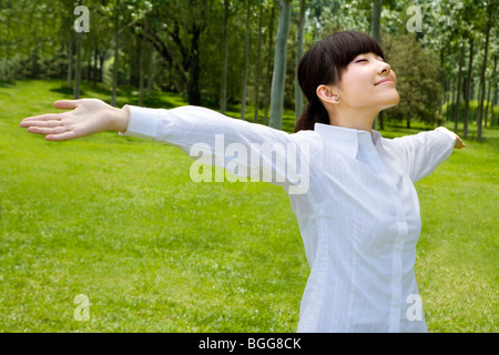 Asian woman on grass Banque D'Images