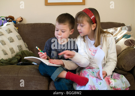 Une grande sœur home tutor's son frère âgé de quatre ans,Accueil,soeurs,devoirs tutor Banque D'Images