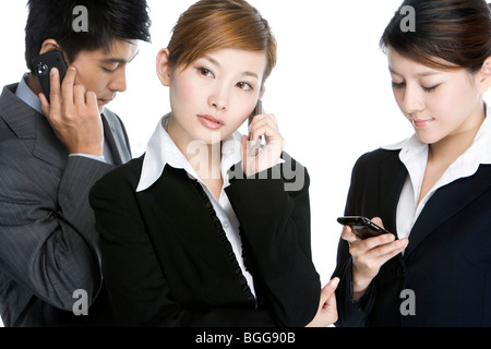 Hommes d'utilisation de téléphones cellulaires Banque D'Images