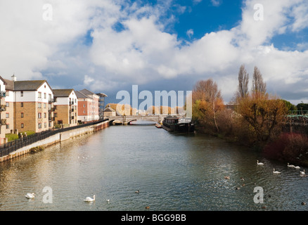 Rivière Nene dans le centre de Peterborough, Cambridgeshire, regardant vers le pont de la ville Banque D'Images