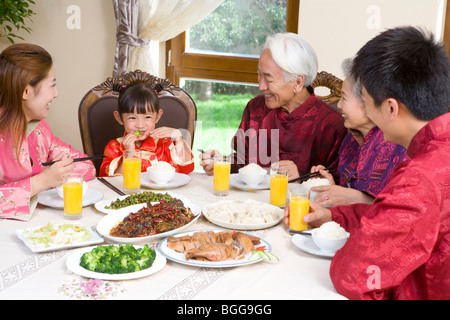 Ayant de la famille au dîner du Nouvel An chinois Banque D'Images