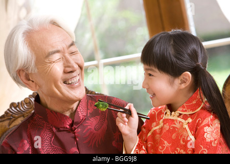 Moment heureux entre petite-fille et son grand-père Banque D'Images