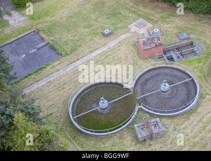 Traitement des eaux usées - distributeurs rotatifs et les bassins de décantation Banque D'Images