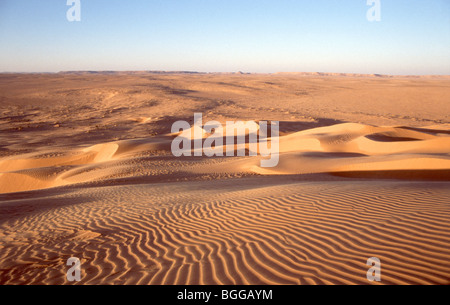 Dans les dunes de sable, Sahara central, Algérie, Province de Tamanrasset Banque D'Images