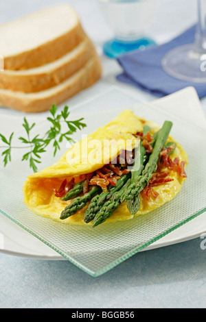 Omelette d'asperges au jambon. Recette disponible. Banque D'Images