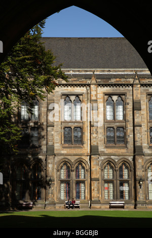 University of Glasgow East Quadrangle vu à travers une arche sur le campus de Gilmorehill, Écosse, Royaume-Uni Banque D'Images