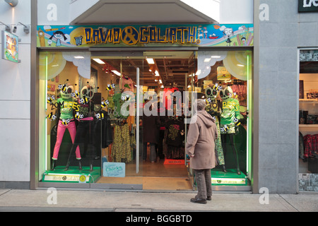 L'entrée principale de l'David & Goliath children's fashion shop sur Carnaby Street, Londres, Royaume-Uni. Banque D'Images