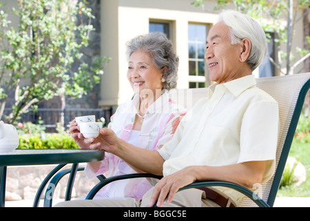 Senior couple chatting et prenant le thé Banque D'Images