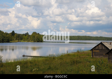 Un petit établissement de bains sur un beau lac dans une forêt Banque D'Images