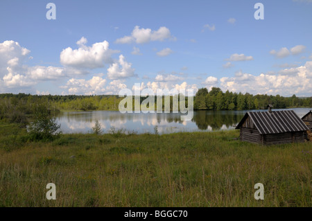 Un petit établissement de bains sur un beau lac dans une forêt Banque D'Images