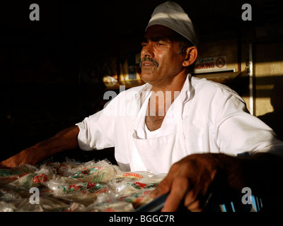 Baker carrying tray de pain Boulangerie en Oman Banque D'Images