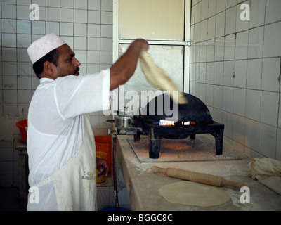 Pain plat retournement Baker en Oman bakery Banque D'Images