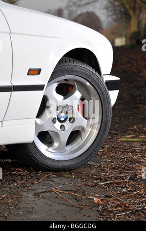 BMW M5 E34 forme en production de 1988 à 1996 roue avant en alliage Banque D'Images