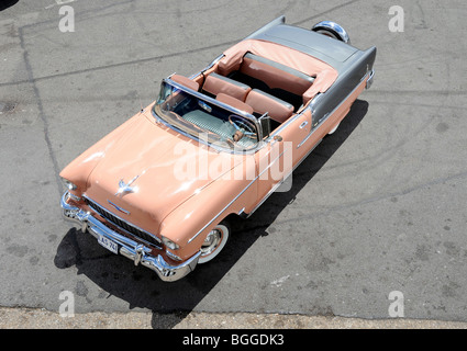 55 Chevy Bel Air Convertible, icône américaine des années 50, à l'Ace Cafe emplacement typique 50s Banque D'Images