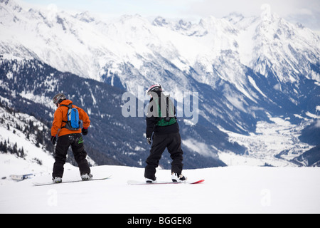 St Anton am Arlberg, Tyrol, Autriche, Europe. L'embarquement des snowboarders en bas des pistes de ski couvertes de neige dans les Alpes autrichiennes. Banque D'Images