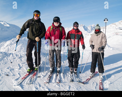 St Anton am Arlberg, Tyrol, Autriche, Europe. Famille de 4 skieurs sur des vacances de ski sur la montagne Galzig dans les Alpes autrichiennes. Banque D'Images