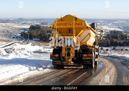 L'épandage de sable sur camion serrant Devon Dartmoor au Haytor Banque D'Images