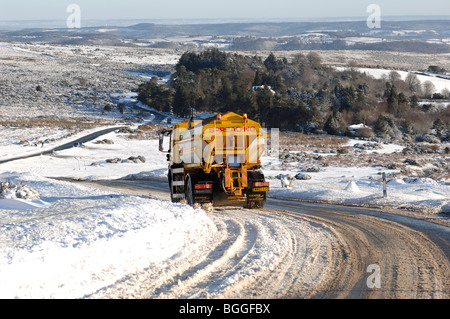 L'épandage de sable sur camion serrant Devon Dartmoor au Haytor Banque D'Images