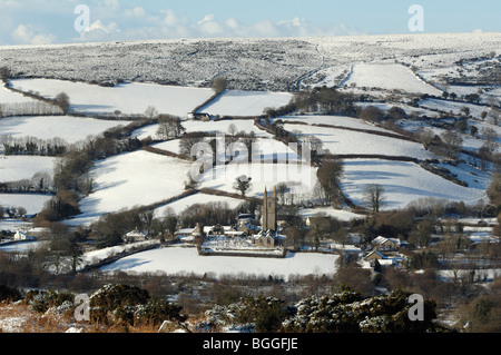 Widecombe dans l'église et village Maure dans la neige Banque D'Images