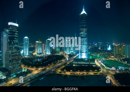 Gratte-ciel de Pudong, Shanghai, Chine. Milieu : Jinmao Tower Banque D'Images