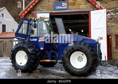 Biglands, les talus MBH tracteur T95 RNLI, stations de sauvetage à Whitby. Banque D'Images