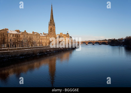 Skyline Tayside avec vue sur la rivière de l'église Saint Matthieu, la rivière Tay Bridge et de la ville de Perth, Perthshire, Écosse, Royaume-Uni Banque D'Images