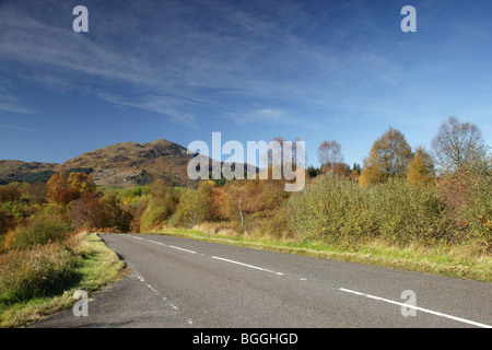 Ben venue à l'automne, montagne dans le Loch Lomond et le parc national de Trossachs, et la route de l'A821 Dukes Pass, Écosse, Royaume-Uni Banque D'Images