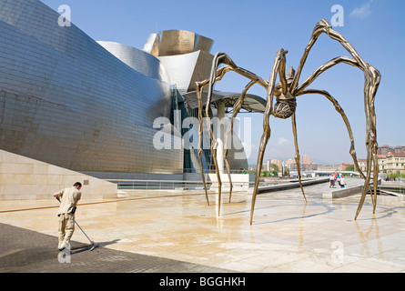 Sculpture en face du Musée Guggenheim, Bilbao, Espagne Banque D'Images