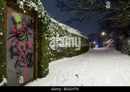 Un graffiti sur une porte sur un couvert de neige Garth généraux, Kendal Banque D'Images