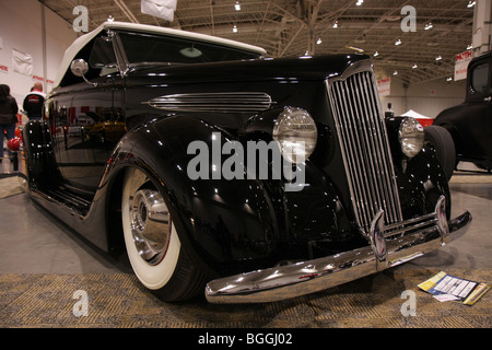 Custom Vintage luxe classique American Retro noir voitures sur l'affichage à une voiture piscine intérieure locale car show Banque D'Images