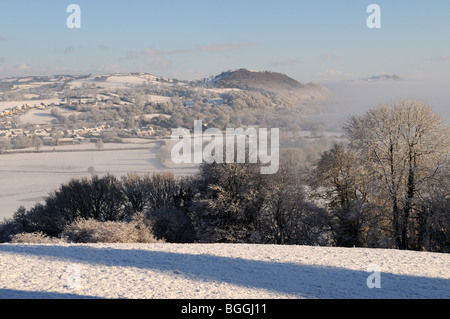 Misty matin neigeux vue sur la vallée de la Tywi vers Merlins Hill à l'âge de fer Site perché Carmarthenshire Wales Cymru UK GO Banque D'Images