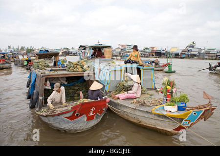 Ventes sur les bateaux à un marché flottant, Delta du Mékong, Vietnam Banque D'Images