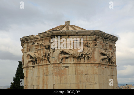 Sculptures sur le haut de la Tour des vents ou de l'Horologion Agora romaine Andronikos Grèce Athènes Banque D'Images