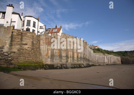 Fyling Thorpe Royaume-uni Angleterre GO Robin Hoods Bay mur Retaing au niveau de la plage Banque D'Images