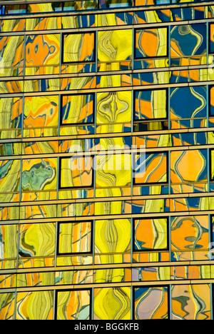 Réflexions colorées à la surface du verre d'un immeuble de grande hauteur à Buenos Aires, Argentine Banque D'Images