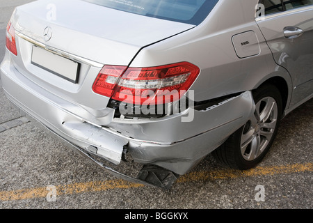 Endommagé Mercedes, résultats d'une collision par l'arrière, format horizontal Banque D'Images