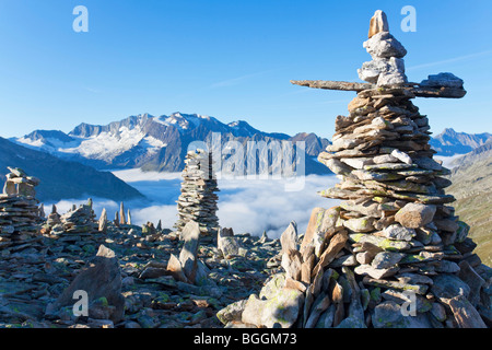 Cairns sur une montagne, Alpes de Zillertal dans l'arrière-plan, Tyrol, Autriche Banque D'Images