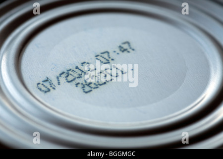 Détail de la base d'un étain alimentaire montrant les fabricants vendent par date, produit/ lot et la sonnerie de métal pressé Banque D'Images