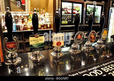 Pompes à bière sur le bar, le Roi & Castle pub, Thames Street, Windsor, Berkshire, Angleterre, Royaume-Uni Banque D'Images