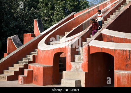 Les enfants de l'immeuble. Yantra Misra Ancien observatoire Jantar Mantar. New Delhi. L'Inde Banque D'Images