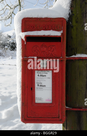 La lampe 'fort' type de pilier fort dans la neige à Ulicoten, East Sussex. Banque D'Images