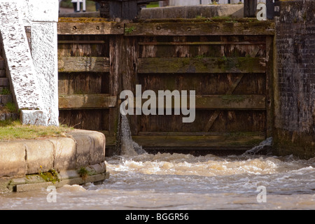 Fuite d'eau à travers un ensemble d'écluses sur le Canal Grand Union Banque D'Images