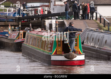 Bateau en attente de passer par trois écluses sur le Canal Grand Union UK Banque D'Images